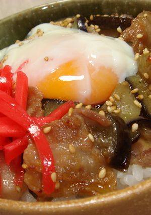 温玉のせ～☆なすと豚バラのピリ辛丼☆-レシピのメイン写真