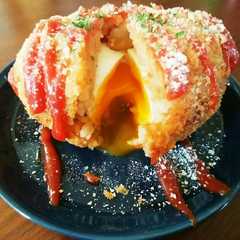 A picture of 中からとろーり。爆弾オムライスコロッケ。.