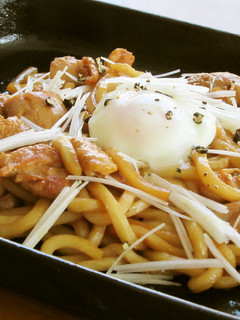 温玉とろり!鶏もも肉と白ねぎの焼きうどん-レシピのメイン写真