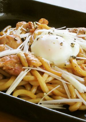 温玉とろり!鶏もも肉と白ねぎの焼きうどん-レシピのメイン写真