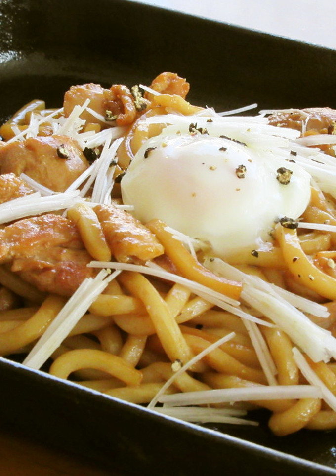温玉とろり！鶏もも肉と白ねぎの焼きうどん-レシピのメイン写真