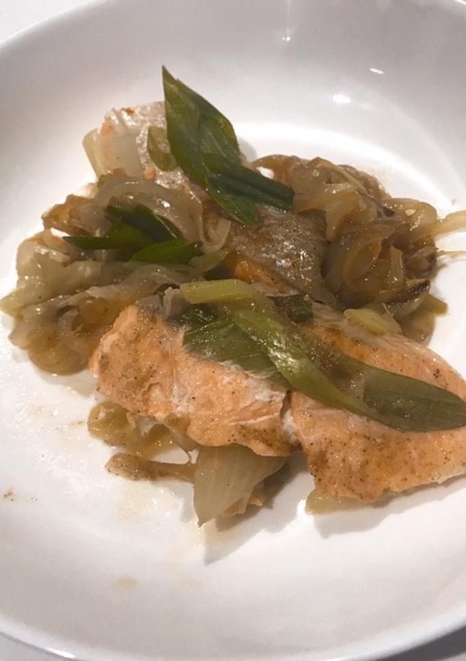 シャケと玉ねぎとネギのスパイスホイル焼き-レシピのメイン写真