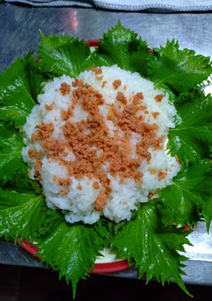 鮭フレークご飯は大葉巻いて食べるぅ-レシピのメイン写真