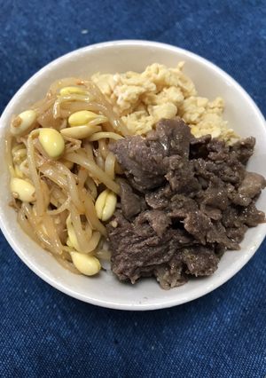 プルコギビーフと豆もやしのナムルの３色丼-レシピのメイン写真