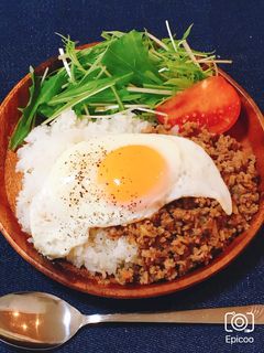 簡単カフェ風♡目玉焼きのせピリ辛そぼろ丼-レシピのメイン写真