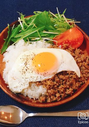 簡単カフェ風♡目玉焼きのせピリ辛そぼろ丼-レシピのメイン写真