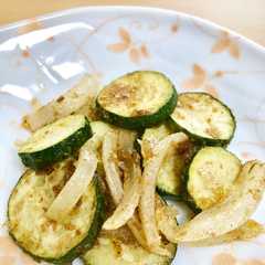 รูปของ 簡単☆ズッキーニと玉ねぎのマヨおかか炒め