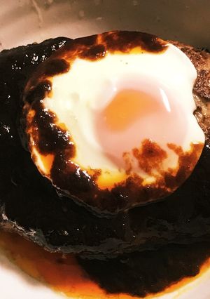 がっつりチーズインハンバーグ目玉焼き乗せ-レシピのメイン写真