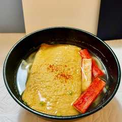 รูปของ ワンパンで激変！カニカマで！焼き蟹風の即席うどん