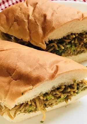 細麺タイプ生ラーメンで作る●焼きそばパン-レシピのメイン写真