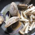 大アサリのバターワイン蒸し
