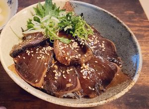 アレンジで簡単うまし⭐鰹のタタキの漬け丼-レシピのメイン写真