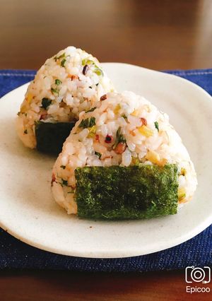 セロリの葉と鰹節の甘辛混ぜ込みおにぎり-レシピのメイン写真