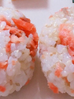 余った鮭でコロコロおにぎり-レシピのメイン写真