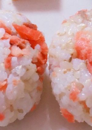 余った鮭でコロコロおにぎり-レシピのメイン写真