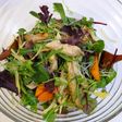 揚げた根菜と鶏胸肉のサラダ