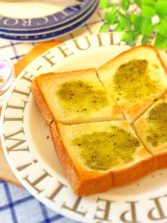 パスタソースでトースト、バジル、たらこ-レシピのメイン写真