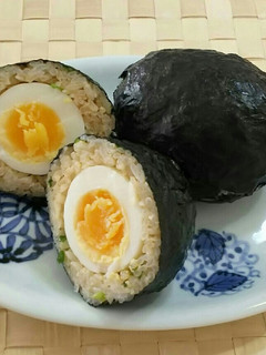 サッポロ一番醤油ラーメン味!茹で卵お握り-レシピのメイン写真