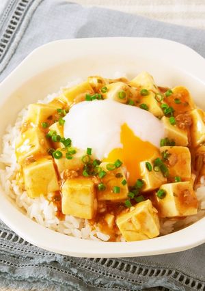 ごはんにのせるだけ！とろ～り温玉麻婆丼-レシピのメイン写真