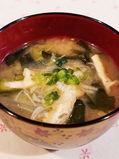 白菜わかめ油揚げのクタクタ味噌汁♡-レシピのメイン写真
