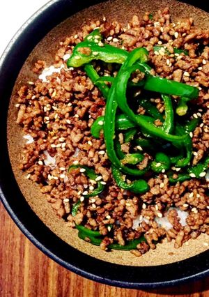 ピーマンとひき肉のピリ辛そぼろ丼-レシピのメイン写真