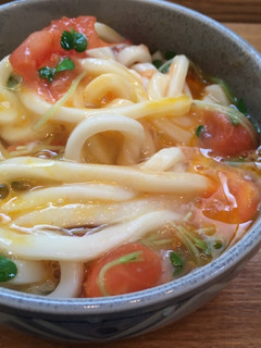 簡単!あつあつトマト釜玉うどん-レシピのメイン写真