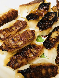 レトルト餃子に一風味●酒蒸し&ネギ油焼き-レシピのメイン写真