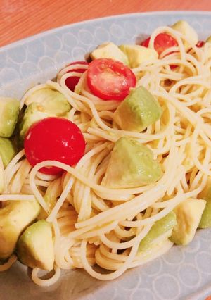 ダシダでアボカドとトマトの簡単パスタ-レシピのメイン写真