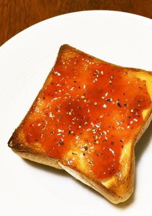 苺ジャムトーストに粗挽き黒胡椒プラス-レシピのメイン写真