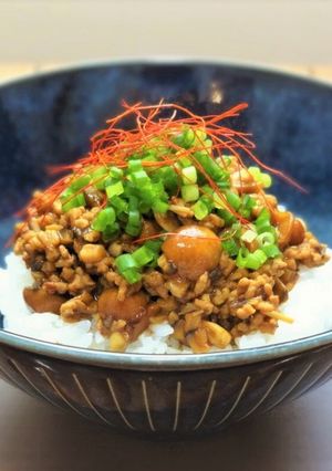 なめこがご飯によく絡む！ピリ辛肉味噌丼-レシピのメイン写真