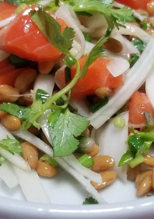 納豆サラダ★パクチーと新玉ねぎとお刺身で-レシピのメイン写真