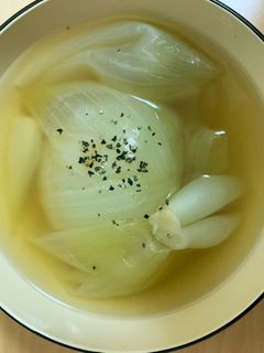 とろとろまるごと玉ねぎのコンソメスープ-レシピのメイン写真