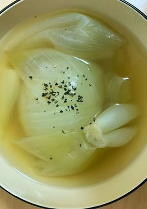 とろとろまるごと玉ねぎのコンソメスープ-レシピのメイン写真