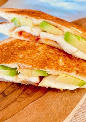 モッツアレラ＆アボカドトマトホットサンド-レシピのメイン写真