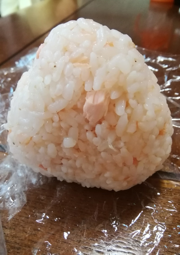 簡単　鮭すりごまおにぎり-レシピのメイン写真