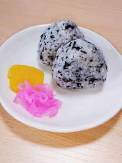 娘が大好きなゆかりワカメおにぎり♪-レシピのメイン写真