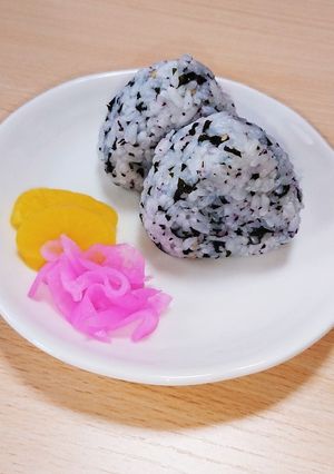 娘が大好きなゆかりワカメおにぎり♪-レシピのメイン写真