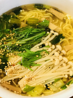 カップ麺●エノキと水菜のトッピング-レシピのメイン写真