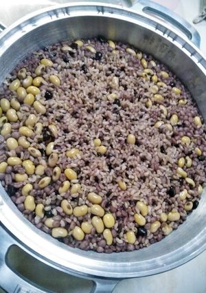 無水鍋で大豆雑穀黒米入り玄米-レシピのメイン写真