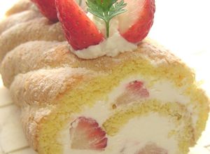 ビスキュイ生地で苺のロールケーキ-レシピのメイン写真