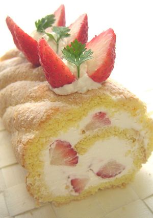 ビスキュイ生地で苺のロールケーキ-レシピのメイン写真