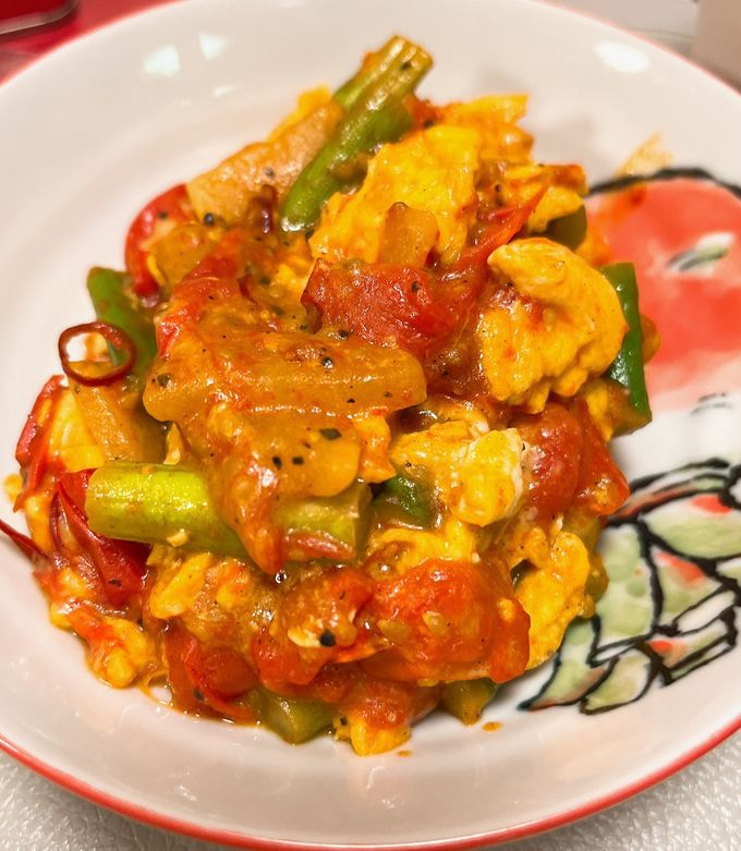 ピリ辛！アスパラとトマトのニンニク卵炒め by 温室育ちの逸材