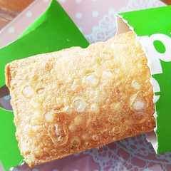 A picture of マクドナルドのアップルパイはこう食べる♡.