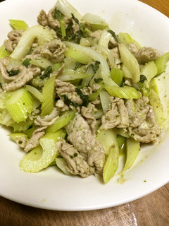 豚肉とセロリのバジルアンチョビ炒め-レシピのメイン写真