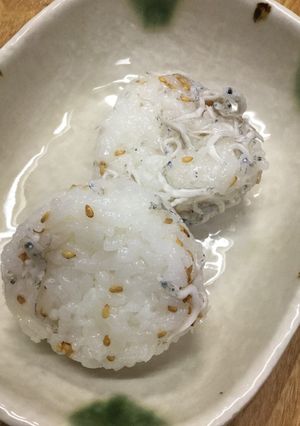 じゃことごまのおにぎり-レシピのメイン写真