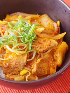 ごま油香る!豚キムチ丼-レシピのメイン写真