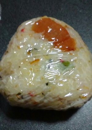 野菜ふりかけと梅干しのおにぎり-レシピのメイン写真