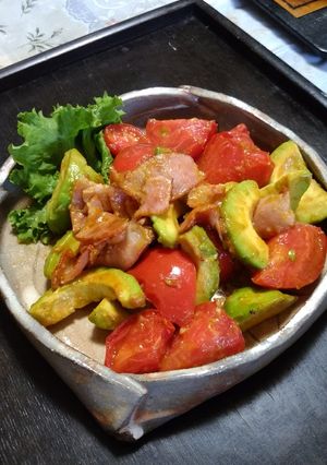 簡単！秋穂トマトとアボカドのベーコン炒め-レシピのメイン写真
