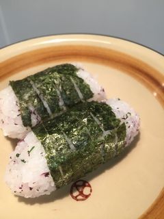 海苔が嚙みちぎりやすいシマシマ俵おにぎり-レシピのメイン写真