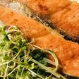 鮭切り身のサクッと片栗粉焼●水菜ソテー添